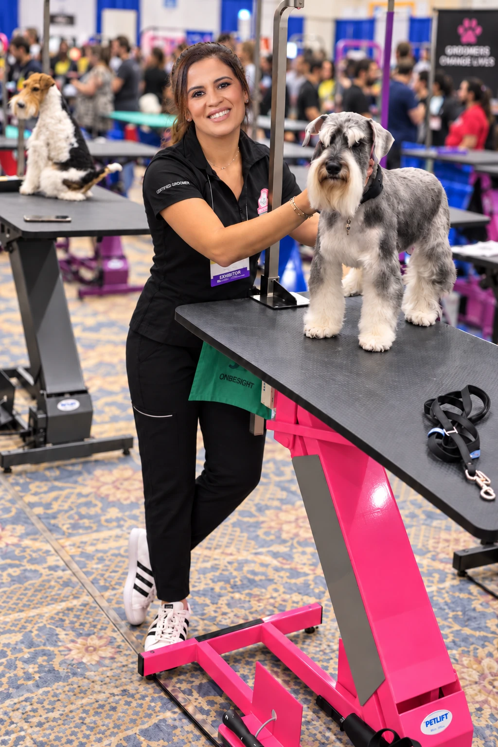 Laura Torrente presentando un schnauzer arreglado en un evento profesional de peluquería canina